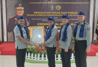 Staf Khusus Menteri Hukum dan Ham Bidang Keamanan dan Intelijen, Krismono mengapresiasikan kebersihan dan keteraturan pada blok hunian warga binaan Lembaga Pemasyarakatan (Lapas) Kelas IIA Cilegon, Selasa (09/01)