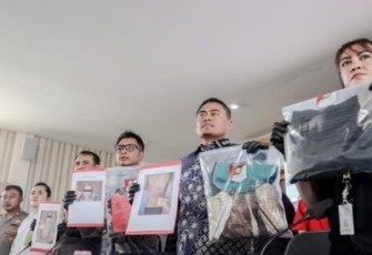 Kasat Reskrim Polrestabes Surabaya, AKBP Hendro Sukmono saat konferensi pers, Jumat (16/2/2024).
