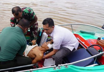 Prajurit TNI Bantu Evakuasi Korban Kecelakaan Kerja 