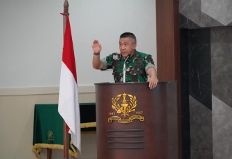 Gubernur Akademi Militer Mayjen TNI R. Sidharta Wisnu Graha, S.E membuka Pembekalan Tenaga Pendidik Akademi Militer Tahun Ajaran 2024 di Gedung Leo Kailola Akademi Militer. Acara ini bertujuan meningkatkan kualitas dosen dan pelatih taruna