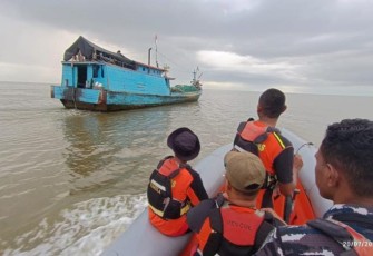 Menkominfo Selamatkan Awak Kapal Angkut BTS yang Hilang di Papua