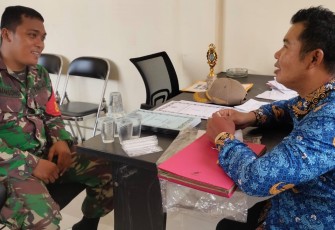 Babinsa Sangasanga saat Jalin Sinergi dengan Aparatur Kelurahan