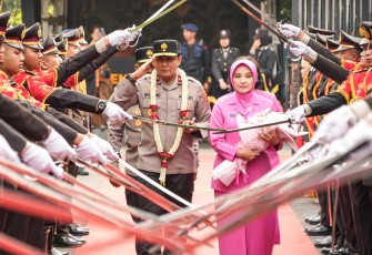 Tradisi Pedang Pora Warnai Penyambutan Kapolda Jateng