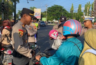 Kapolsek Cepu AKP Edi Santosa didampingi Kanitlantas Polsek Cepu Ipda Hendra Kurniawan dan pasukan Brimob BKO Polres Blora melaksanakan kegiatan operasi Zebra Candi 2024 di perempatan kantor pos Cepu