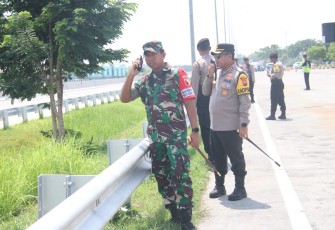 Komandan Kodim (Dandim) 0805/Ngawi Letkol Arm Didik Kurniawan,S.I.P., memimpin pelaksanaan pengamanan rute dalam rangka kunjungan kerja Presiden RI Ir. Joko Widodo, yang melintasi wilayah Kabupaten Ngawi, Jawa Timur menuju Jawa Tengah, Jum'at (08/03/2024)