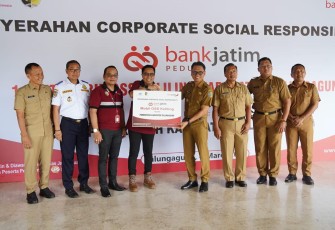 PT Bank Pembangunan Daerah Jawa Timur Tbk (Bank Jatim) tak hanya fokus pada orientasi bisnis saja, melainkan juga memperhatikan berbagai program sosial lewat bantuan Corporate Social Responsibility (CSR) demi memberikan banyak manfaat bagi masyarakat