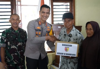  Danrem ditemui usai menyerahkan bansos dalam rangka Bulan Bakti TNI-Polri di Balai Desa Bogorarum, Kecamatan Plaosan, Kabupaten Magetan, Jumat (2/2/2024). 