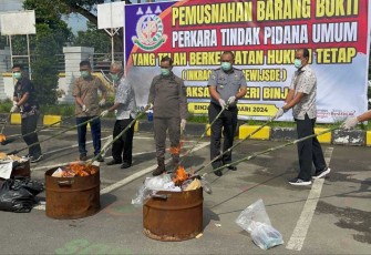  Kepala Lembaga Pemasyarakatan Kelas IIA Binjai, Theo Adrianus,A.Md.I.P.,S.H.,M.H didampingi Kasubsi Registrasi, Sudarno H Nasution serta staff hadiri pemusnahan barang bukti sudah inkrah atau berkekuatan hukum tetap bertempat di Kejaksaan Negeri (Kejari) Binjai, Kamis (25/01/2024)
