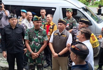 Kepala Kejaksaan Tinggi Bali Dr. Ketut Sumedana,S.H.,M.H beserta Wakil Kepala Kejaksaan Tinggi Bali I Dewa Wirajana,S.H.,M.H. menggunakan Hak Pilih di TPS 001 Dangin Puri Kelod Denpasar Timur Jl. Kapten Japa Jl. Taman Sari No.2, Dangin Puri kelod, Kec. Denpasar Tim., Kota Denpasar didampingi oleh Made Wirawan Sekretaris KPU Denpasar