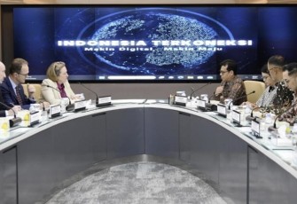 Wakil Menteri Komunikasi dan Informatika Nezar Patria saat bertemu dengan Menteri Negara Britania Raya untuk Indo-Pasifik Anne Marie Belinda Trevelyan di Kantor Kementerian Kominfo, Jakarta Pusat, Kamis (29/02/2024). 