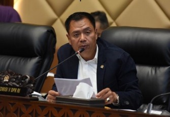 Ketua Komisi V DPR RI Lasarus dalam Rapat Kerja dengan Menteri PUPR Basuki Hadimuljono yang digelar di Ruang Rapat Komisi V, Gedung Nusantara DPR RI, Jakarta, Senin (1/4/24)