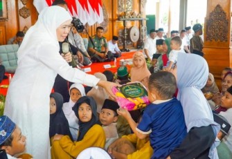 Khofifah Indar Parawansa Ketum PP Muslimat NU saat menyantuni anak yatim di Kota Mojokerto, Kamis (4/4)