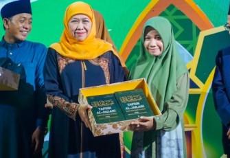 Ketum PP Muslimat NU, Khofifah Indar Prawansa hadir di tengah para GenZi dalam Lailatul Qiro’ah Sambut Lailatul Qadr Ramadan 1445 H di Masjid Al-Akbar Surabaya, Jum'at (6/4)