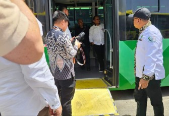 Menag Yaqut Cholil Qoumas saat pengecekan bus Salawat ramah lansia dan disabilitas 