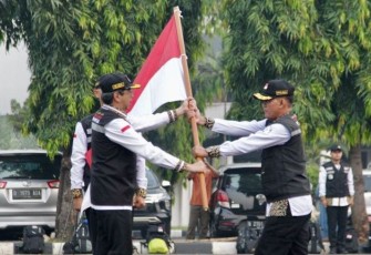 Irjen Kemenag Faisal Ali Hasyim saat menyerahkan bendera melepas keberangkatan PPIH di Jakarta 