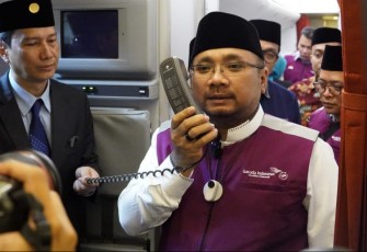 Menag Yaqut Cholil Qoumas saat memberangkatkan calon jemaah haji dengan maskapai penerbangan Garuda Indonesia 