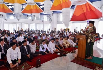 Pj Gubernur Sulsel Prof Zudan Arif Fakrulloh saat bersilaturahmi dengan masyarakat usai salat jumat di masjid 99 Kubah, Makassar, Jum'at (24/5)