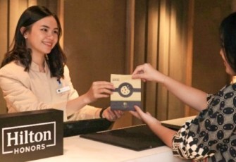 Front Desk saat memberikan Signature Cookie kepada tamu saat check-in di hotel DoubleTree by Hilton Surabaya