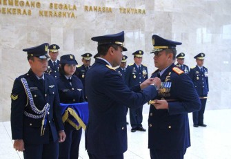 Kasau Marsekal TNI M Tonny Harjono saat menyematkan Bintang Swa Bhuwana Paksa Pratama ke Pangkoopsud I di Jakarta, Kamis (11/7)