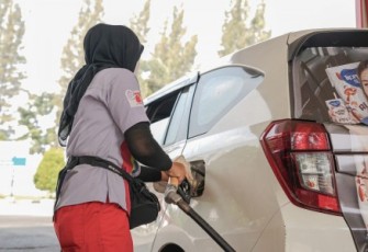 Ilustrasi pengguna kendaraan bermotor mengisi BBM Pertalite di SPBU Pertamina 