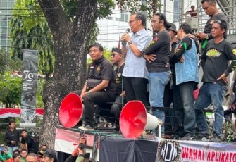Gunawan perwakilan dari Kementerian Komunikasi dan Informatika (Kominfo)menemui massa ojol yang melakukan demonstrasi di kawasan Patung Kuda, Jakarta, Kamis (29/8)