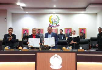 Pj Gubernur Sulsel Prof Zudan Arif Fakrulloh saat menandatangani persetujuan dengan DPRD Sulsel, Jum'at (13/9)