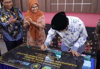 Menag Nasaruddin Umar menandatangani prasasti Kota Wakaf di Kabupaten Wajo, Sabtu (9/11)