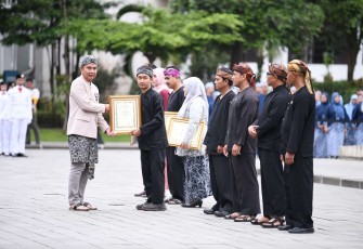 Pj Gubernur Jabar Bey Machmudin saat memberikan piagam penghargaan usai apel pagi, Senin (2/12)