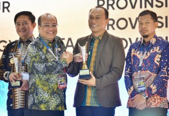 Pj Gubernur Sulsel Prof Zudan Arif Fakrulloh saat menerima piala APBD Award 2024 di Jakarta, Rabu (18/12)