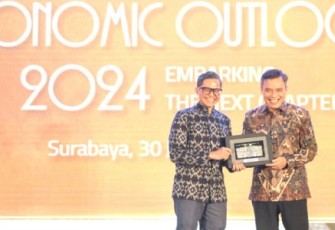 Direktur Utama Bank BTN Nixon LP Napitupulu saat memberikan cinderamata kepada Wamenlu RI pada acara BTN Prioritas Economic Outlook 2024 di Surabaya, Selasa (30/1/2024).