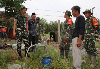 Dansatgas TMMD Ke-120 Kodim 0209/LB Letkol Inf Yudy Ardiyan Saputro, saat meninjau lokasi pembuatan sumur bor.