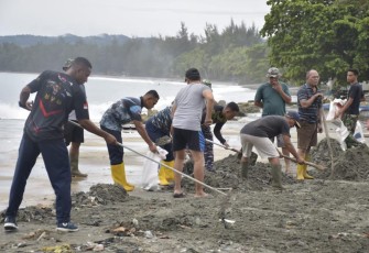 TNI AL saat Bersihkan Sampah di Pantai Hamadi Papua