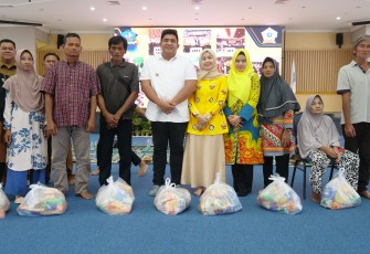 Bupati Bintan Roby Kurniawan Serahkan Bantuan 2200 Paket Sembako di 9 Kecamatan