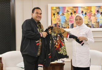 Bupati Blora Arief Rohman menyerahkan jaket buatan UMKM Blora kepada Menteri Ketenagakerjaan Ida Fauziyah (foto tengah)