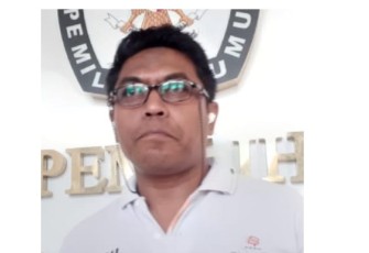 Anggota Komisioner KPUD Manggarai Barat Krispianus Beda saat memberikan keterangan Pers di depan awak media