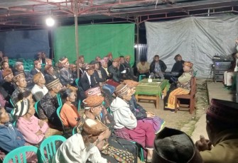 Ratusan para sesepuh saat mendengarkan sambutan Balon Bupati Hery Ngabut,S.H