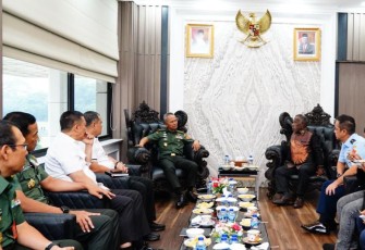 Kasum TNI Terima Kunjungan Mantan Pj Bupati Nduga