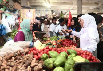 Calon Gubernur Jawa Timur Nomor 2 Khofifah Indar Parawansa blusukan ke Pasar Srimangunan Kabupaten Sampang, Jumat (27/9/2024)