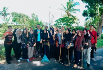 Pj Bupati Batu Bara Gotong Royong Bersama Warga 