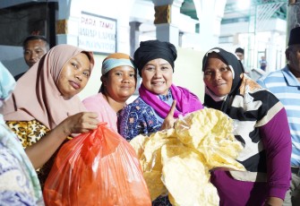 Calon Gubernur Jawa Timur nomor urut 1, Luluk Nur Hamidah berkomitmen akan memberikan perhatian khusus bagi perkembangan Madura jika terpilih menjadi Gubernur Jatim periode 2024-2029