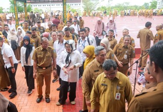 Plt Gubernur Kepri Hj Marlin Agustina memimpin apel pagi di halaman kantor Gubernur Dimpak, Tanjungpinang, Senin (30/9)