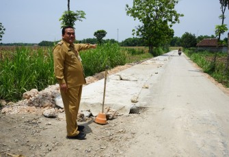 Arief Rohman saat meninjau pembangunan ruas jalan di wilayah kabupaten Blora