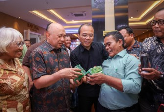 Menteri Koperasi dan UKM (MenkopUKM) Teten Masduki mengingatkan bahwa hasil-hasil bumi seperti tambang, perkebunan, pertanian, hingga komoditas kelautan, tidak boleh lagi diekspor dalam bentuk bahan mentah, termasuk rempah, melainkan harus melalui proses hilirisasi