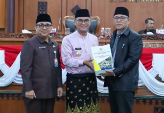 Pj Wali Kota Tanjungpinang Sampaikan Pidato Ranperda APBD Tahun Anggaran 2025 Kepada DPRD