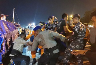 TNI AL dan TIM SAR Gabungan Berhasil Evakuasi Belasan ABK KM Sabar Subur yang Tenggelam di Perairan Karimun Jawa 