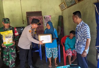 Kapolsek Belitang III Pimpin Langsung Penyerahan Bantuan Sosial Kepada Warga Desa Kuto Sari