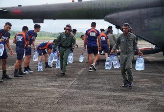 Satgas TNI Langsung Distribusikan Bantuan 