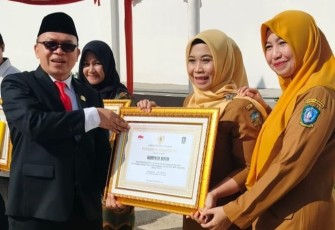 Bintan Terima Penghargaan