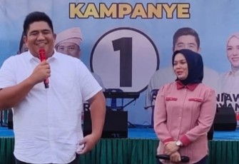 Masyarakat Kwalasempang dan Busung Dukung Roby dan Deby Tumpahruah di Lapangan Sepak Bola 