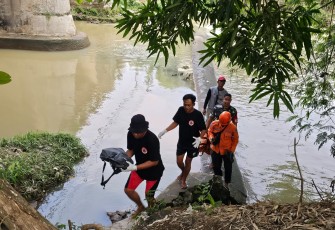 Evakuasi jasad bayi dalam tas yang ditemukan di bawah jembatan Kali Samin, Dusun Depok Kelurahan Bolong, Kecamatan Karanganyar, Kamis (21/11/2024)